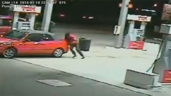 [Video] Madre héroe: mujer evitó que ladrones robaran auto con sus hijos en el interior