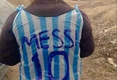 La camiseta de Messi hecha con bolsa plástica por niño iraquí