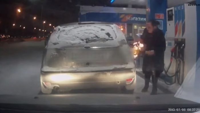[Video] En extraño accidente, mujer quema su propio auto