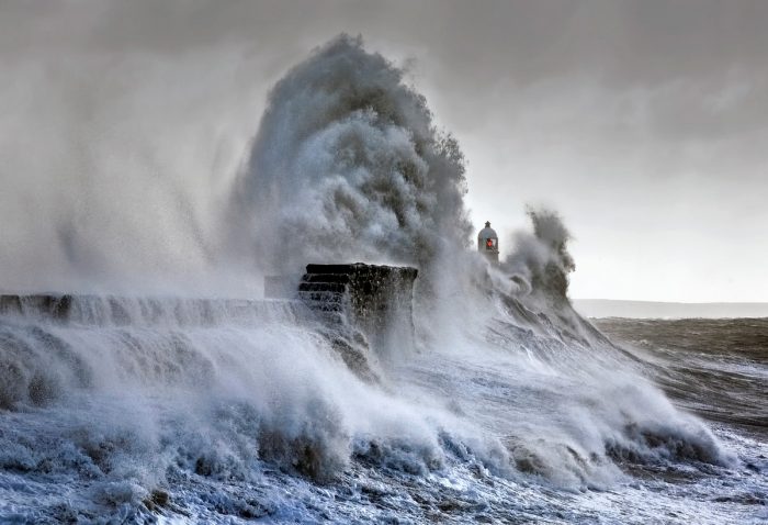 Fotógrafo pasó años documentando la hermosa fuerza de las olas en un faro
