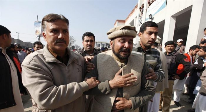Pakistán revive masacre en escuela con ataque a universidad que dejó 25 muertos