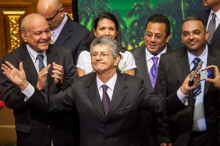 Opositor Henry Ramos Allup jura como nuevo presidente del Parlamento venezolano