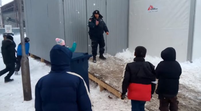 [Video] Niños refugiados juegan a tirar bolas de nieve con policía serbio