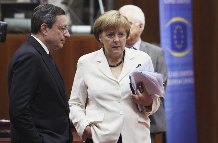 Merkel pide a Draghi terminar con las bajas tasas de interés