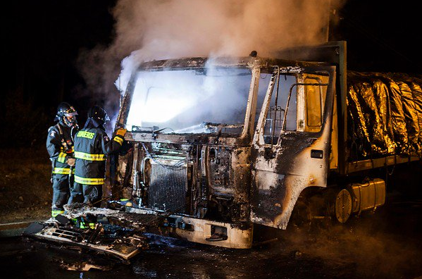 Encapuchados queman tres cabañas y un vehículo en La Araucanía