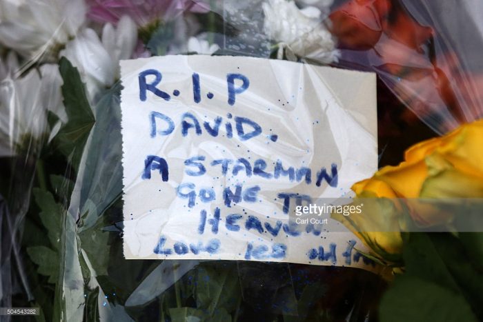 [Video] Masiva despedida de los fans de David Bowie en el mural de Brixton, su ciudad natal