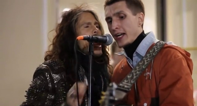[Video] Steven Tyler, líder de Aerosmith, canta con un músico callejero en Moscú