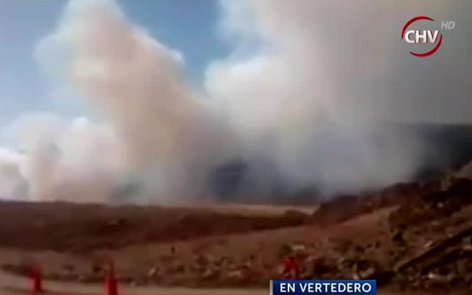 [Video] Incendio en vertedero Santa Marta cubre de humo ciudad de Santiago