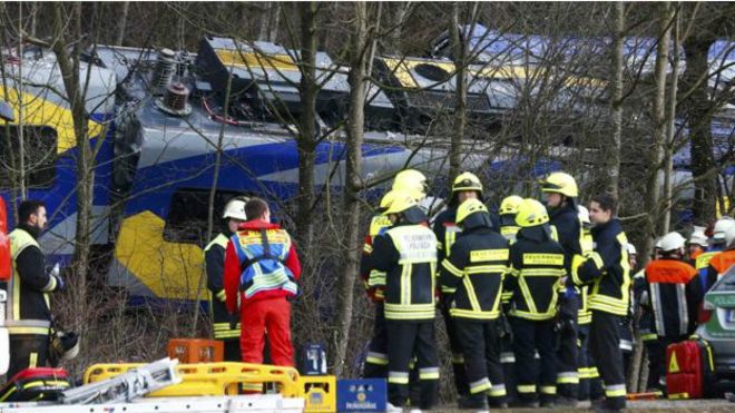Alemania: al menos 8 muertos y 100 heridos por choque de trenes