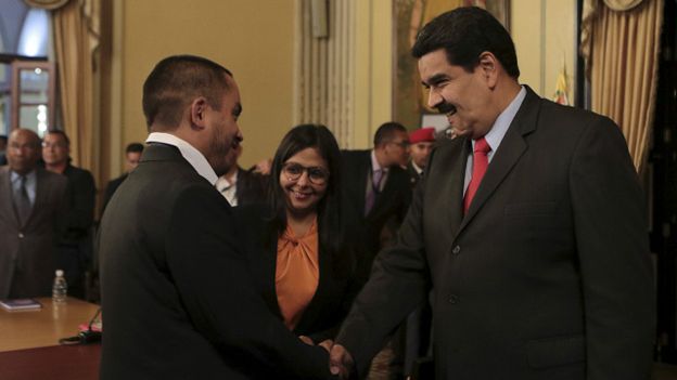 Maduro destituye al ministro de Economía que designó hace mes y medio