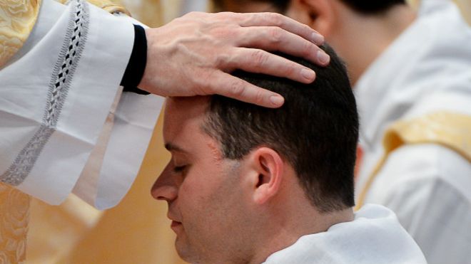 Los obispos «no están obligados» a denunciar los abusos a menores, según una nueva guía del Vaticano