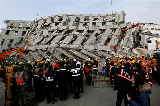 Taiwán: Ascienden a 11 los muertos por terremoto con incertidumbre sobre atrapados