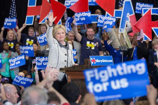 Hillary Clinton toma impulso con una contundente victoria en Carolina del Sur