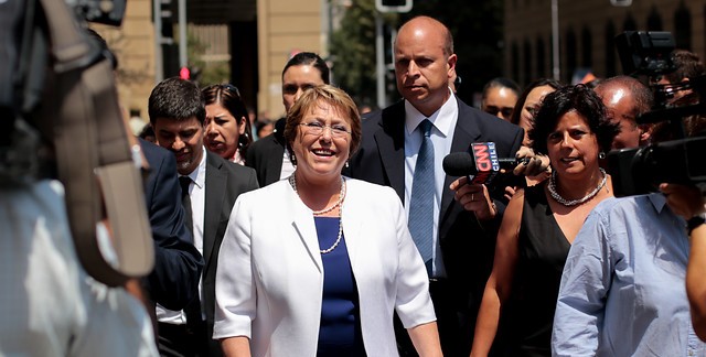 Versión de La Moneda sobre documental de Bachelet se contradice con propuesta presentada por cineasta
