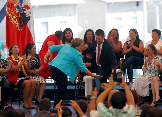 [Video] Una relajada Bachelet baila con intendente Orrego