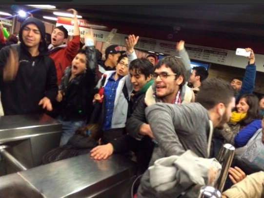 Organizan  evasión masiva en el Metro por alza de $20 pesos en horario punta