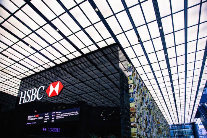 HSBC, el mayor banco de Europa, se desploma en bolsa tras anunciar pérdidas imprevistas