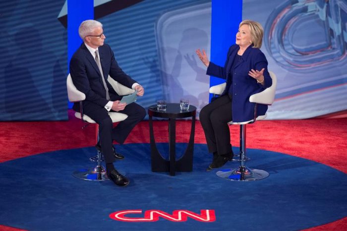 Sanders acusa a Clinton de representar al establishment y a Wall Street