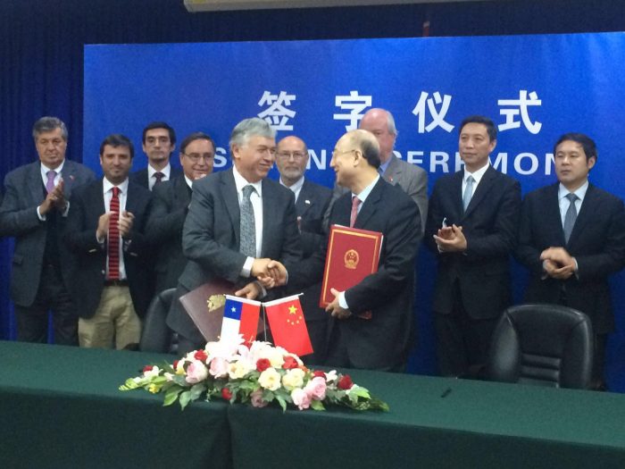 Chile firma inédito acuerdo con China para exportar nueces con cáscara