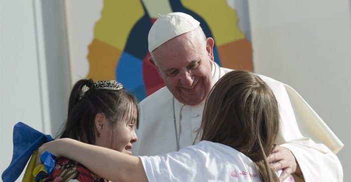 Papa Francisco visita Ciudad Juárez donde ora por drama de la migración y las víctimas de la violencia