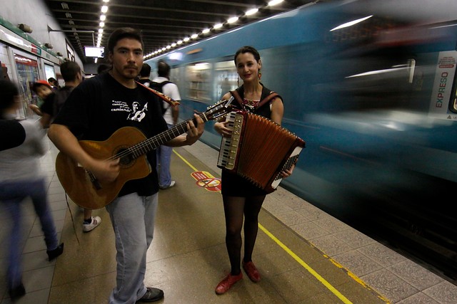 Metro no quiere artistas en sus vagones