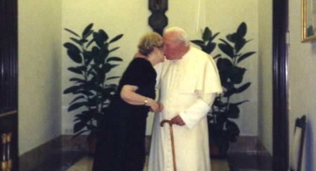 Las fotos y cartas que revelan la «intensa amistad» de 30 años del papa Juan Pablo II con una mujer casada