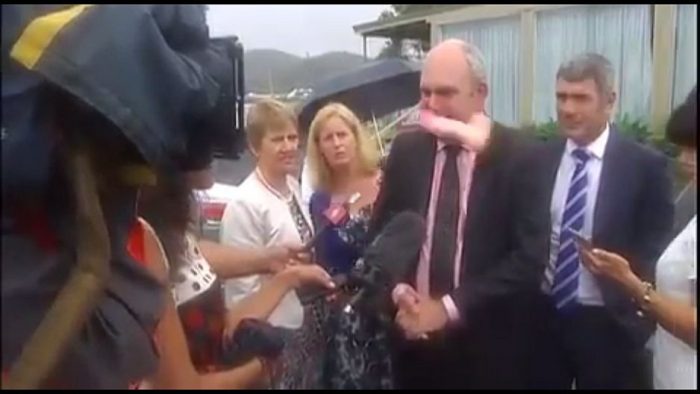 [Video] Le lanzan juguete erótico en la cara al ministro de Desarrollo Económico de Nueva Zelanda