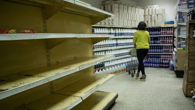Cómo Venezuela pasó de la bonanza petrolera a la emergencia económica