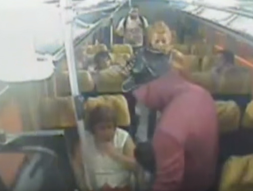 [Video] Cámara registra asalto en grupo a bus con pasajeros
