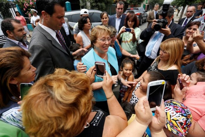 Oposición critica documental que prepara La Moneda sobre Bachelet