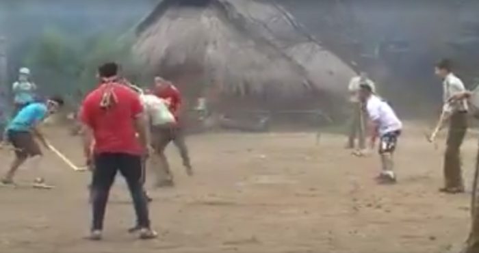 [Video] Mapuches de Quelhue se enfrentan a Carabineros, pero en amistoso de Palín