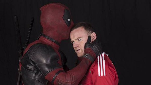 [Video] ¿Deadpool nuevo fichaje del Manchester United? Revisa el divertido trailer de la película del anti-héroe