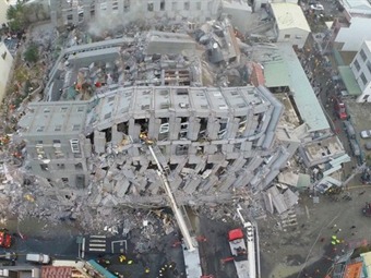 [Video] Drone registra impactantes imágenes del edificio caído en Taiwan