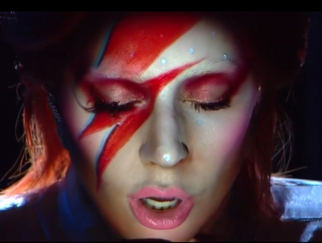 [Video] Lady Gaga homenajea a David Bowie en los Grammy 2016