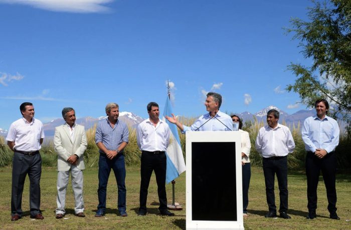 Macri elimina impuestos a las exportaciones mineras en Argentina para incentivar el sector