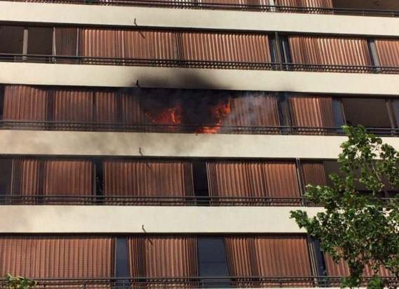 [Video] Incendio en edificio de departamento en Las Condes