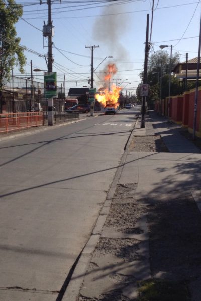 [Video] Camión repartidor de gas se incendia al lado de un colegio en Maipú