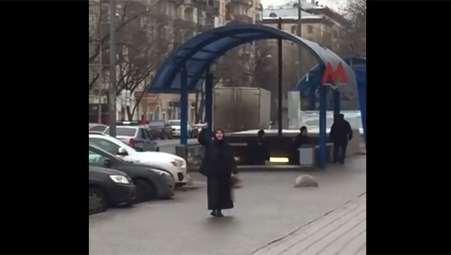 [Video] Detienen en Moscú a mujer que caminaba por calles con cabeza decapitada de una niña