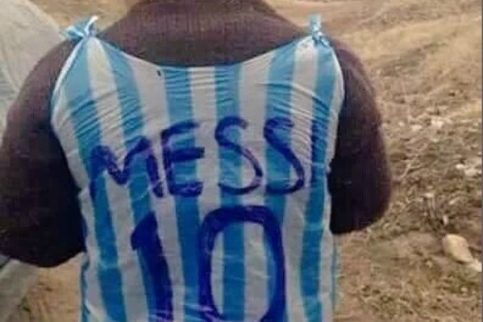 [Video] Niño afgano de «la camiseta de bolsa de plástico» está feliz con su polera autografiada de Messi