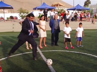 [Video] Tenemos sucesor para Alexis Sánchez: el golazo del ministro de Vivienda al inaugurar cancha en Arica