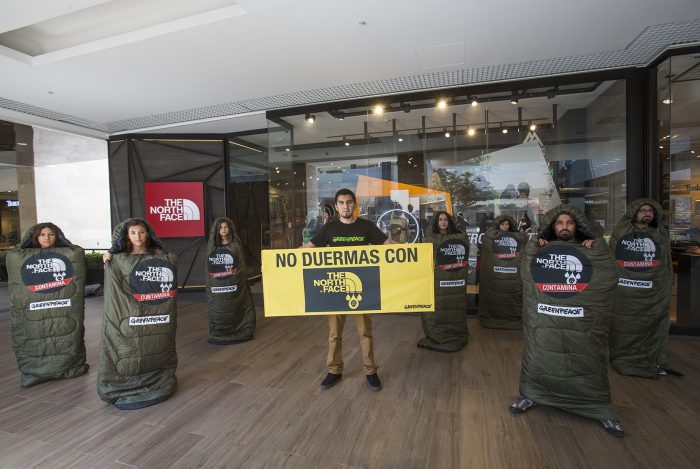 Greenpeace protesta en Vitacura contra conocida marca acusada de usar tóxicos