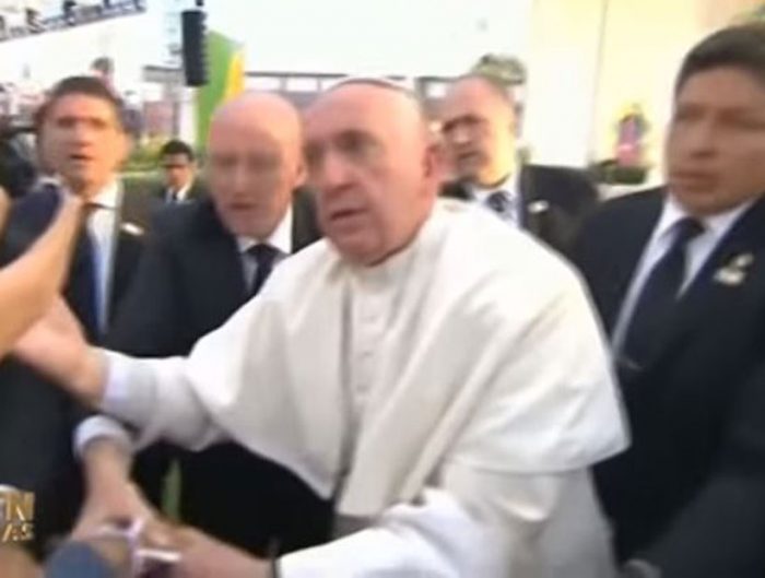 [Video] Papa Francisco pierde la paciencia y reta a joven mexicano que lo hace caer