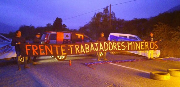 Trabajadores bloquean accesos a mina El soldado de Anglo American por plan de recortes y despidos de la compañía