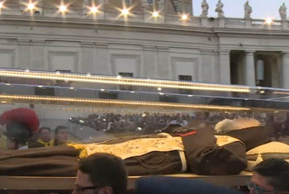 [Video] Los restos del Padre Pío son exhibidos en la basílica de San Pedro