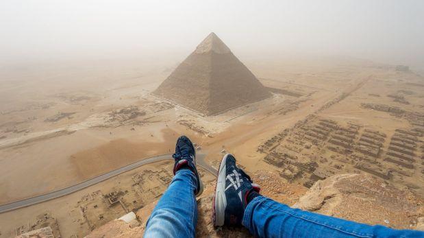 [Video] Joven alemán escala sin autorización la Pirámide de Giza en Egipto