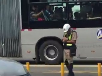 [Video] Policía salva a gatita deteniendo el tránsito