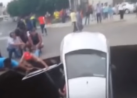 [Video] ¡Qué salvada!: rescatan en Perú a familia que cayó a socavón en la tierra dentro de su auto