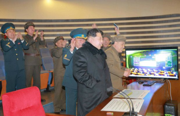 Corea del Norte lanza cohete de largo alcance pese a advertencias