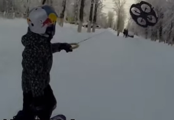 [Video] Un niño, un drone y nieve: nace el ‘drone-boarding’