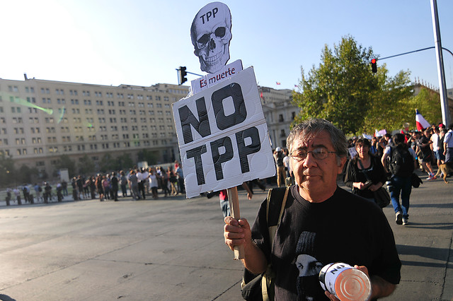 Organizaciones sociales protestan frente a La Moneda por firma del TPP y presionan al Congreso para rechazar la iniciativa